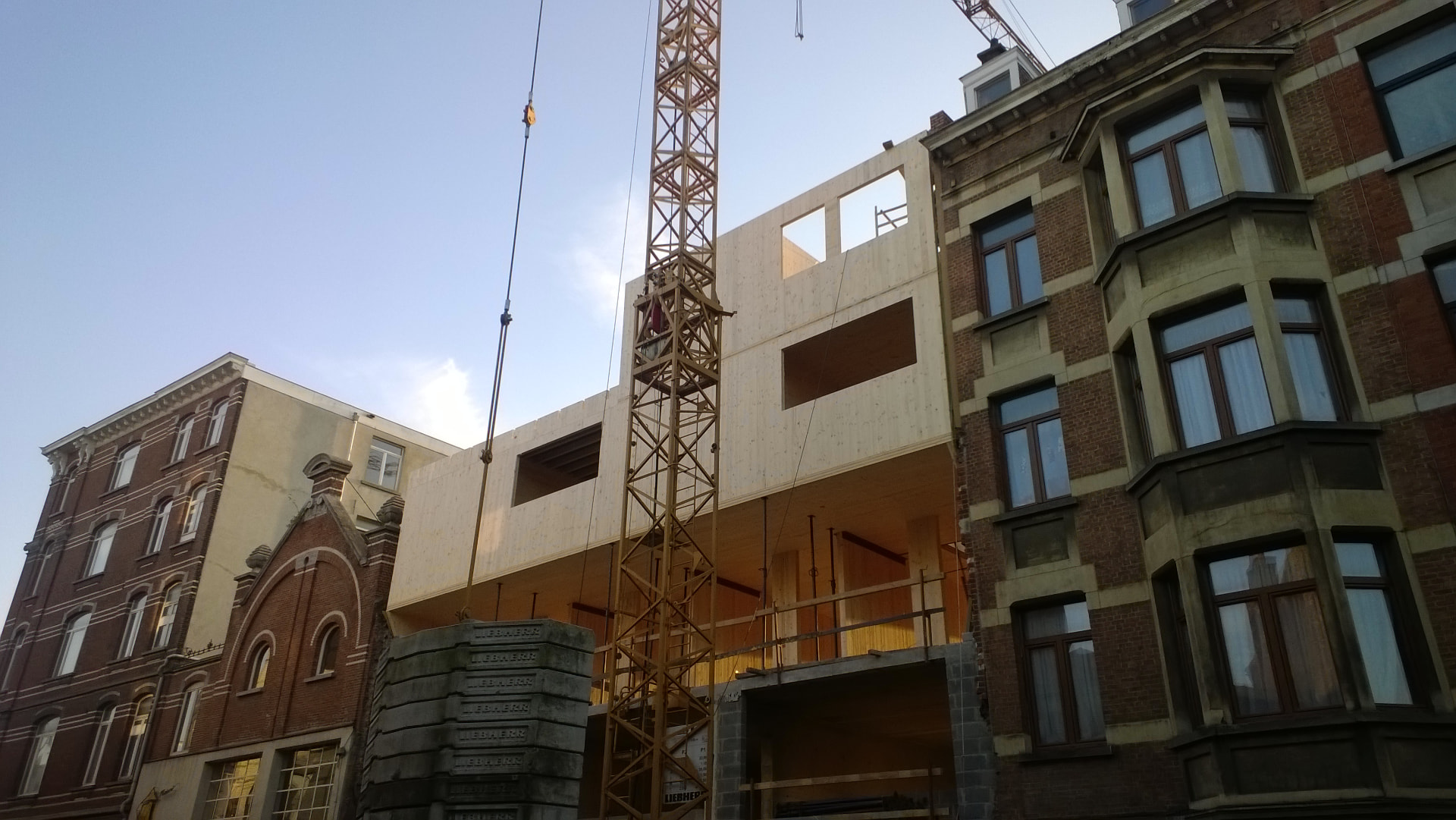 CLT-constructie tijdens de montage tussen de bestaande bebouwing in Schaerbeek